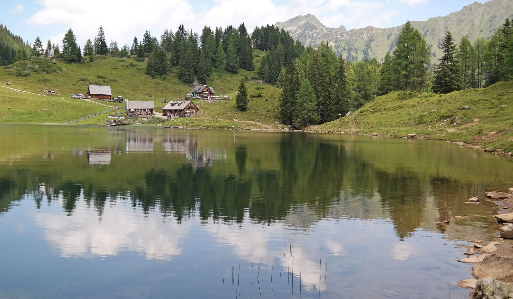 Traumhafte Almgegend mit Bergsee in der Region Schladming Dachstein