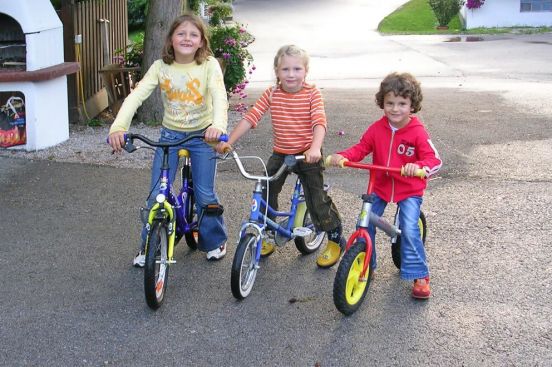Drei kleine Mädchen unterwegs mit dem Fahrrad
