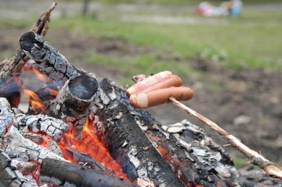 Würstel grillen am Lagerfeuer - das Kinderprogramm vom TVB Schladming ist inklusive