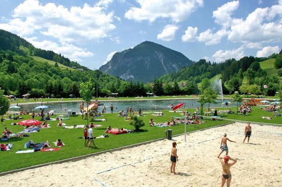 Badesee Pichl mit Beachvolleyball-Platz im Vordergrund